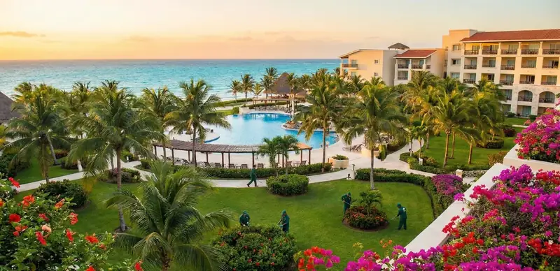 Mantenimiento profesional de jardines en hoteles de lujo en Cancún y Riviera Maya: Personal de Verde In cuidando paisajismo tropical y áreas verdes frente al mar.