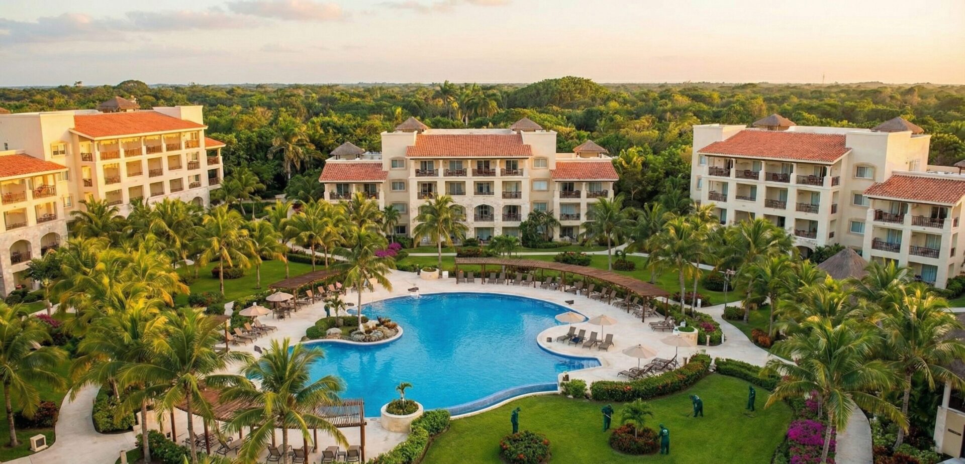 Mantenimiento integral de jardines y paisajismo para condominios residenciales en Cancún y Riviera Maya: Áreas verdes tropicales impecables en complejo de lujo.