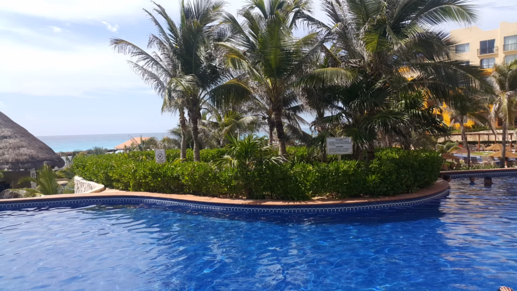 Paisajismo tropical y mantenimiento de áreas verdes en albercas de resort 5 estrellas en Cancún, enfocado en la experiencia del huésped.